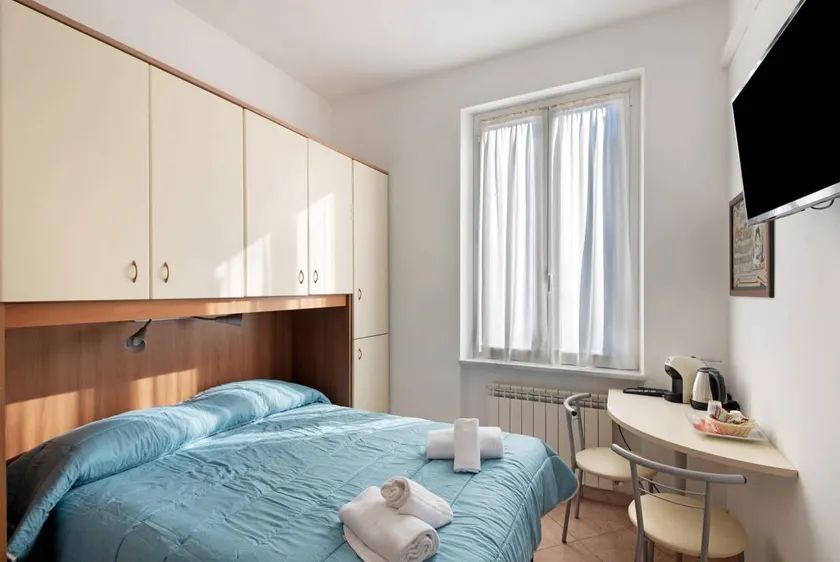 Room 'Iris' with Wi-Fi and Air Conditioning - Image 1