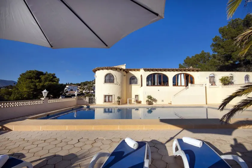 Ferienhaus mit Pool, Garten und Grill - Image 1