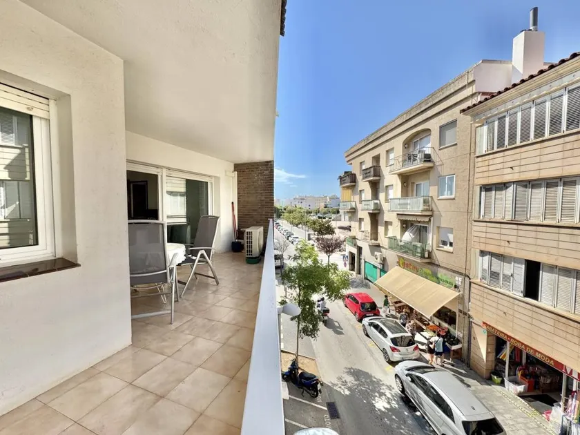 Spacious 3-bedroom apartment in central Roses, close to beach - Image 1