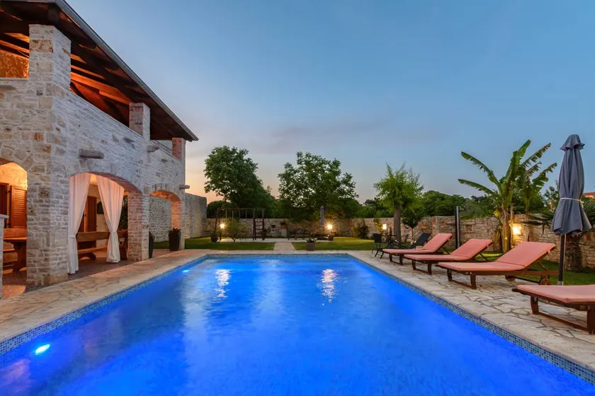 Casa con piscina y terraza - Image 1