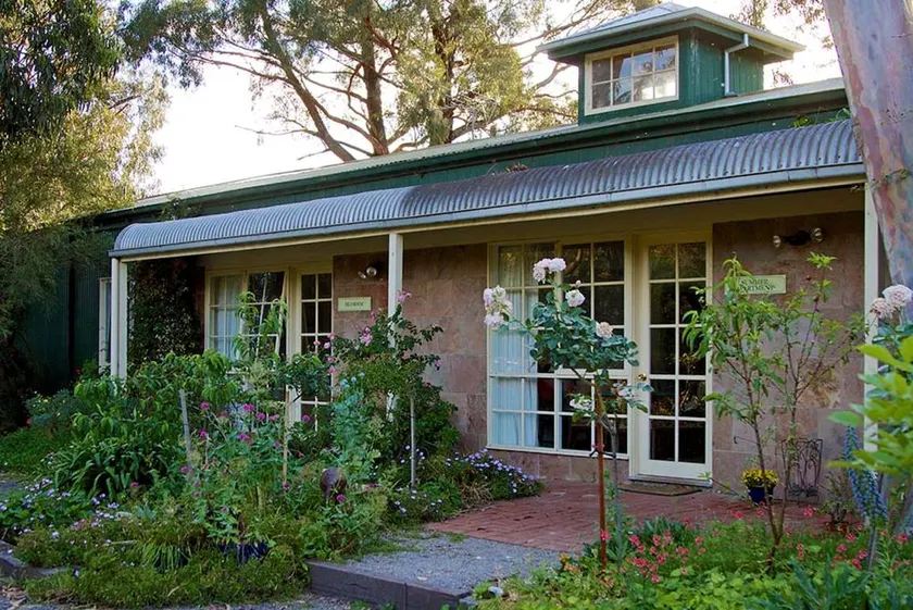 Stylish Holiday Accommodation with Lake Views near Kinglake, Victoria - Image 1