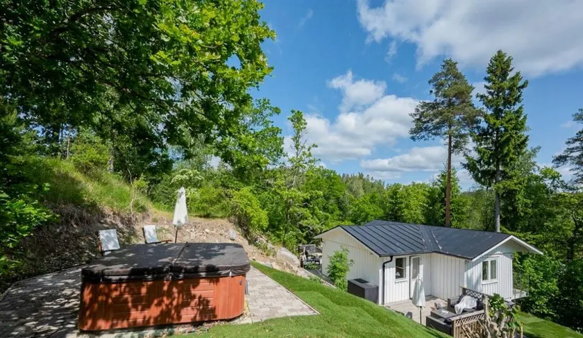 House with garden, hot tub & terrace - Image 1