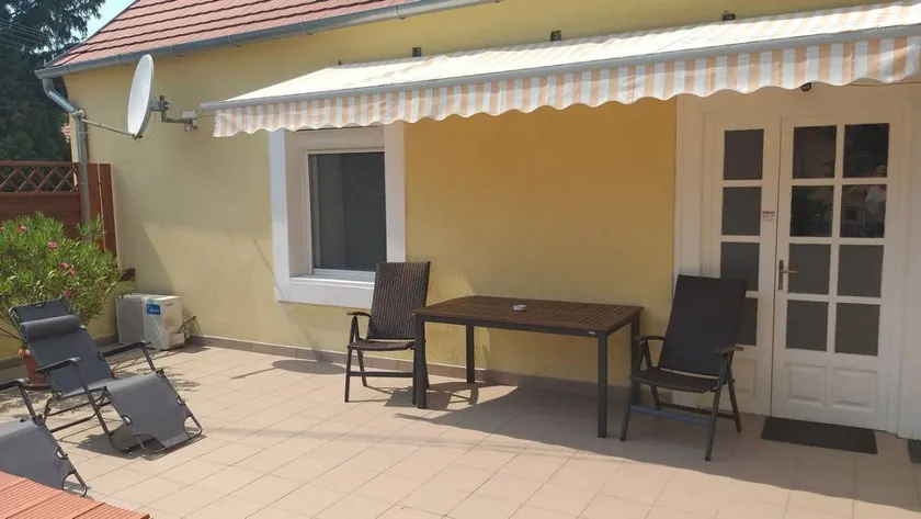 Holiday home with garden - Image 1