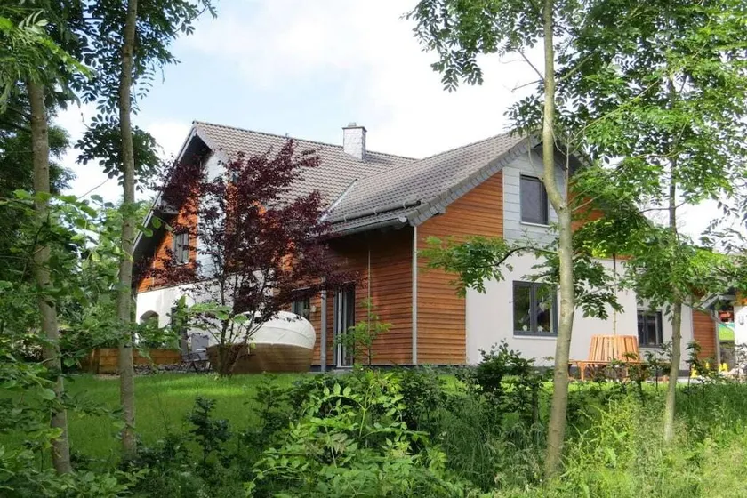 Holiday home with garden & terrace - Image 1