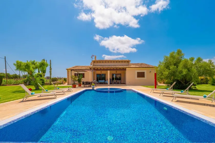 Villa with private pool, terrace & barbeque - Image 1