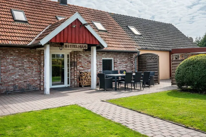 Holiday Home 'Mittelhuus' with Private Terrace, Private Garden and Wi-Fi - Image 1
