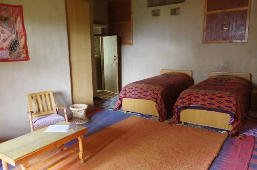 Habitación en casa de familia con jardín y piscina - Image 1