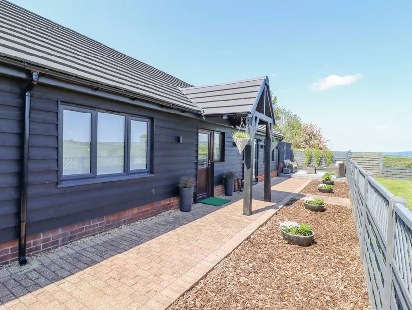 Nice cottage with garden - Image 1