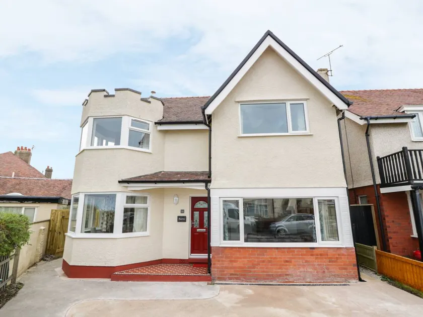 Cottage with garden & BBQ | Beach view - Image 1