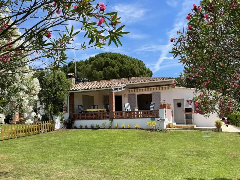 Holiday home with barbeque, terrace & garden - Image 1