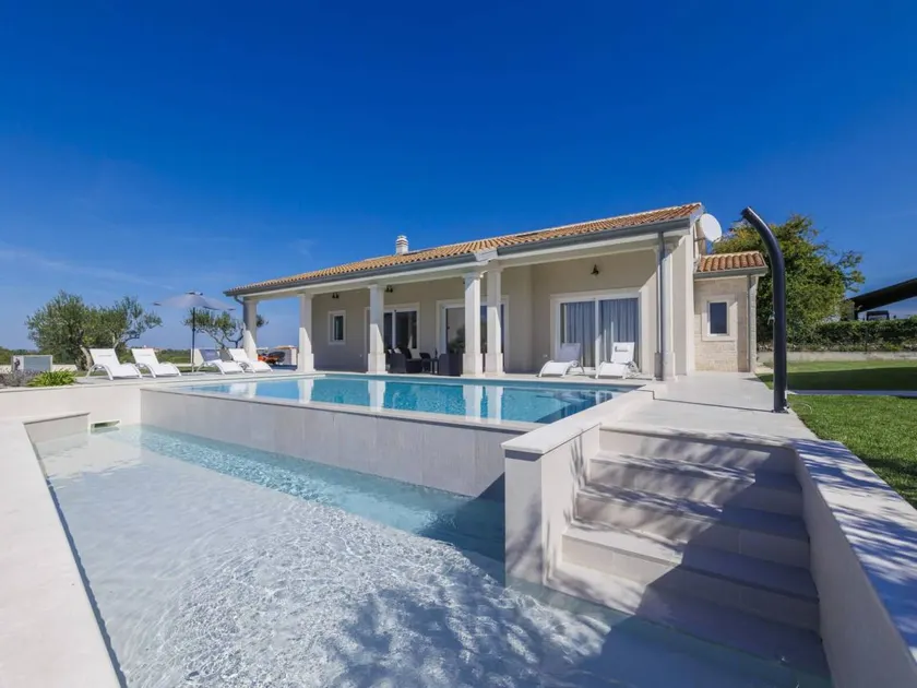 House with private pool & BBQ - Image 1