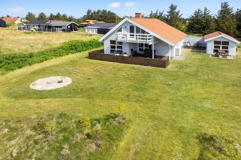 House with hot tub, sauna & BBQ - Image 1