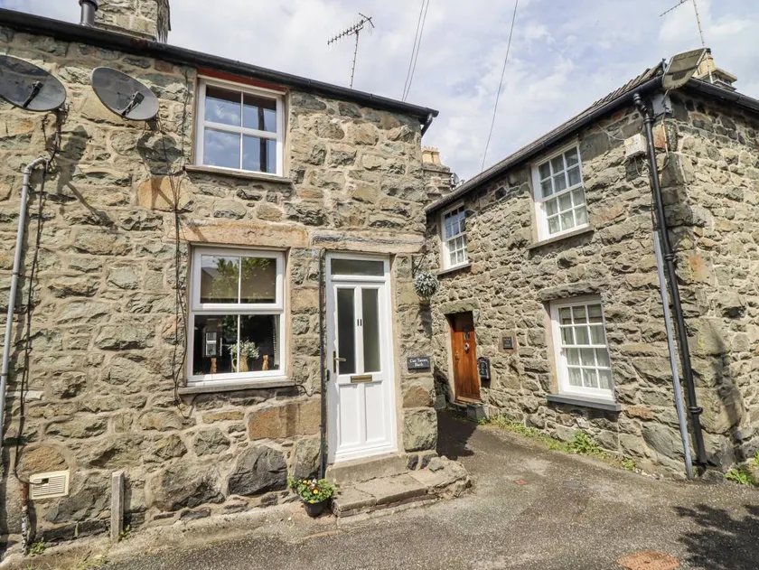 Cottage with terrace - Image 1