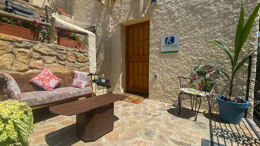 Wohnung mit Pool, Garten und Terrasse - Image 1