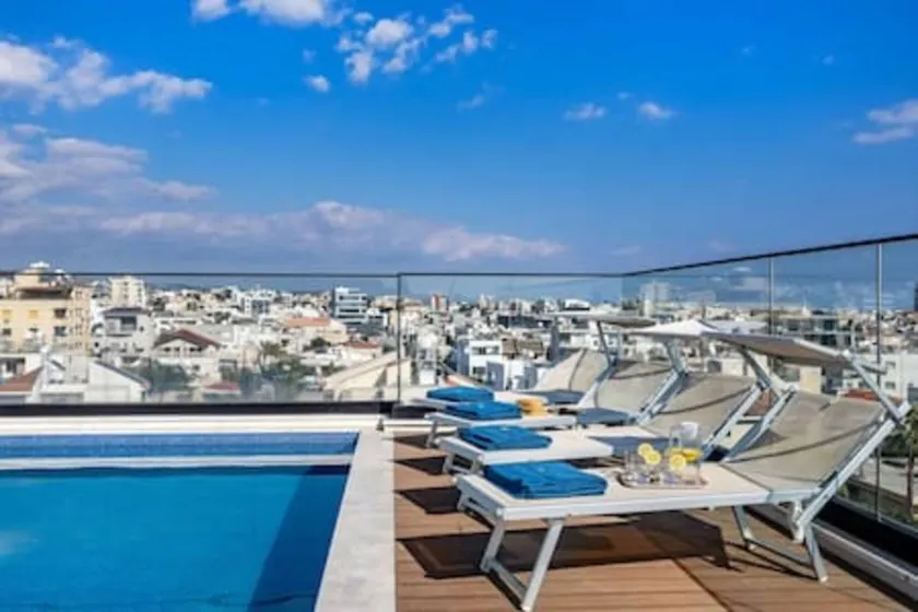 Flat with pool & terrace | City view - Image 1