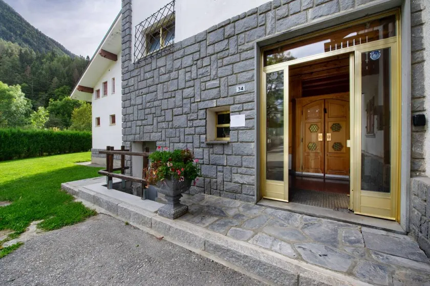 Fully equipped holiday apartment with barbecue & garden | Mountain view | Dogs allowed - Image 1