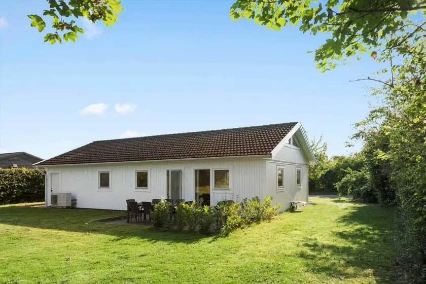 Holiday home with barbeque & terrace - Image 1