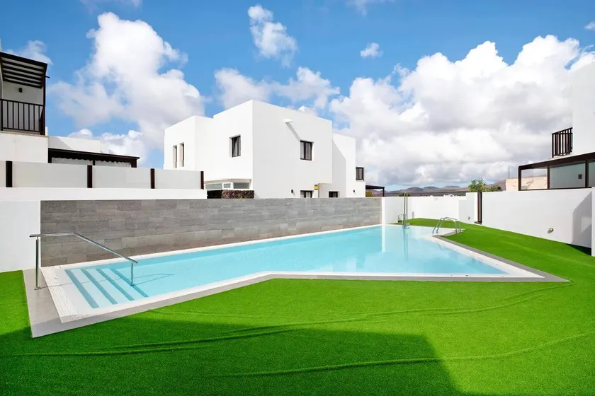 Villa avec piscine, jardin et terrasse | Vue jardin - Image 1