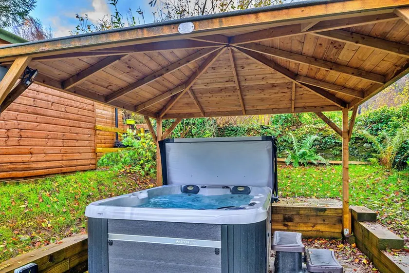Spacious cottage with garden, BBQ & hot tub | Water view - Image 1