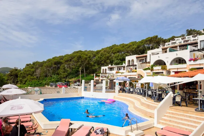 Maison avec piscine, terrasse et jardin | Vue montagne - Image 1