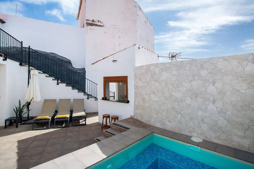 Holiday home with BBQ, terrace & private pool | Mountain view | Suitable for remote work - Image 1