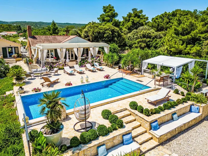 Fully equipped holiday home with private pool, terrace & hot tub | Sea view | Beach nearby | Pet-friendly - Image 1