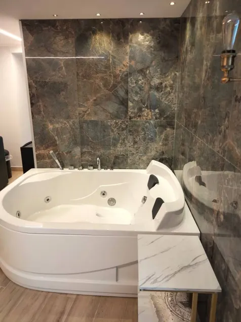 Dedicated room with jacuzzi | City view - Image 1
