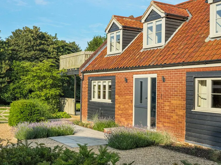 Family-oriented cottage with garden | River view | Pets allowed - Image 1