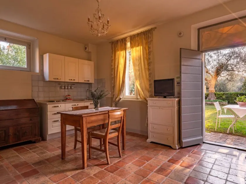 Studio-Apartment mit Sommerpool, Garten und Aussicht - Image 1