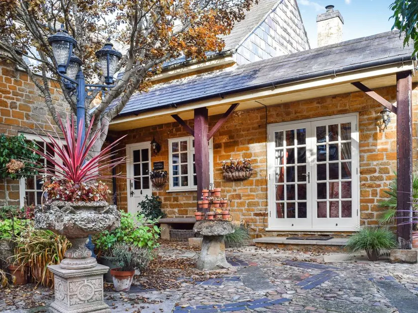 Children-friendly pleasant cottage with terrace & garden - Image 1