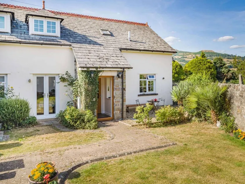 Cottage with garden - Image 1