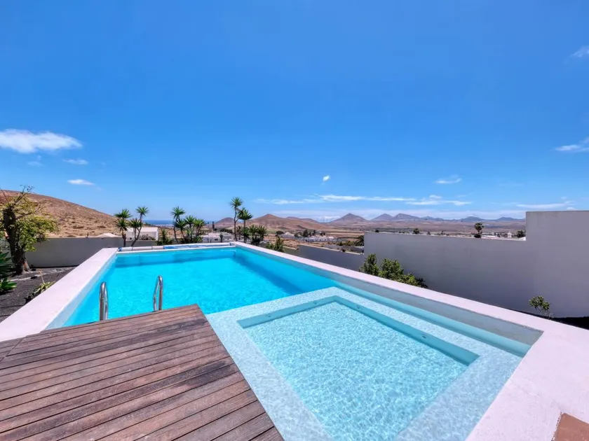 Villa with garden, barbecue & private pool - Image 1