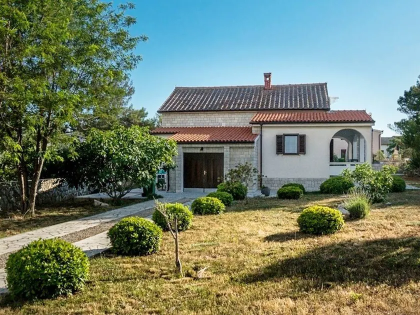 Apartment with garden & terrace - Image 1