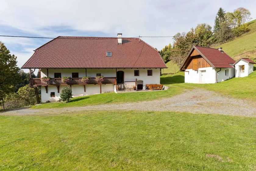 Holiday home with garden, terrace & sauna | Mountain view - Image 1