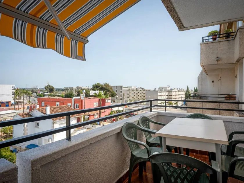 Apartment with pool - Image 1