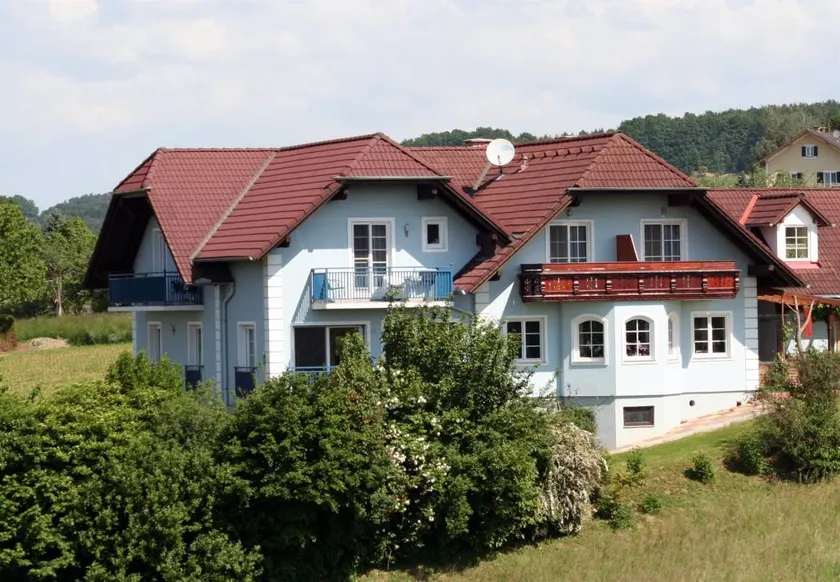 Apartment with garden & terrace - Image 1