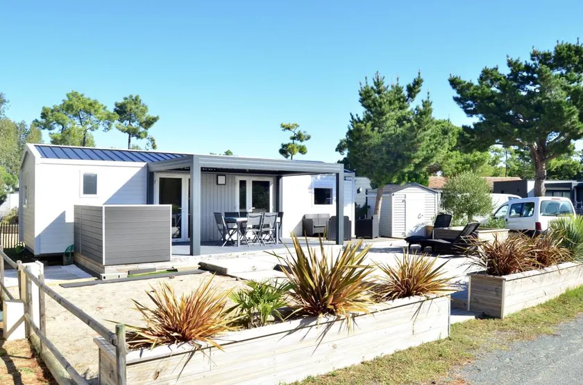 Fully equipped chalet with garden, pool & terrace - Image 1