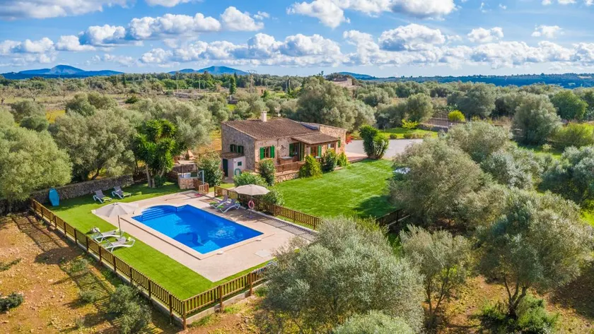 Children-friendly wonderful villa with barbeque, terrace & private pool - Image 1
