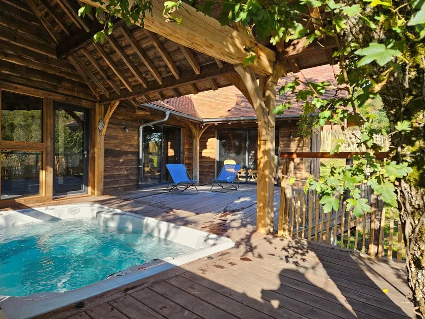 Cottage with hot tub - Image 1