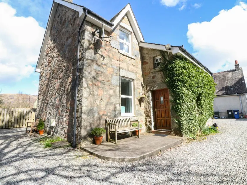 Cottage with garden - Image 1