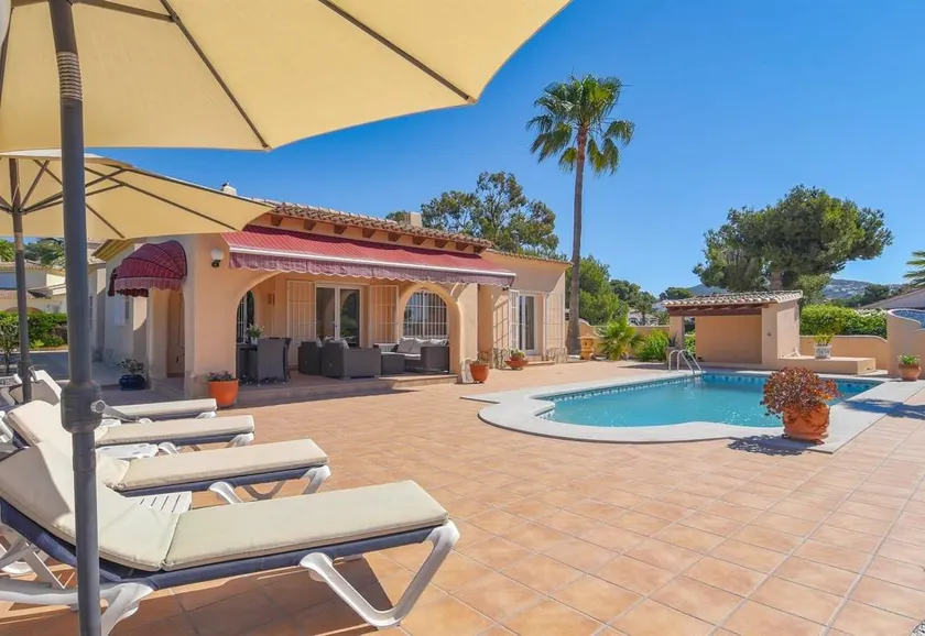 Villa with private pool, BBQ & garden | Sea view - Image 1