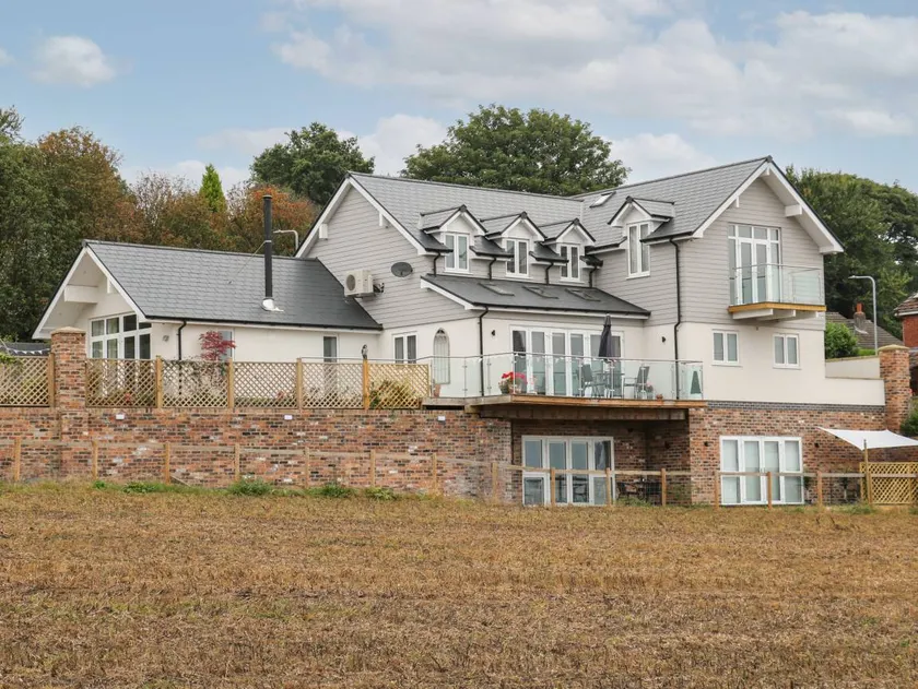 Family-friendly cottage with garden & hot tub - Image 1