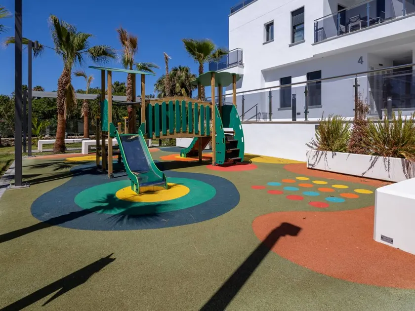 Fully equipped holiday apartment with pool & terrace - Image 1