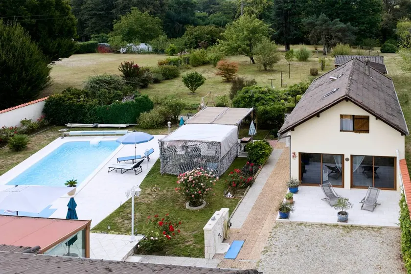 Lodge con jardín, terraza y piscina | Vistas al río - Image 1