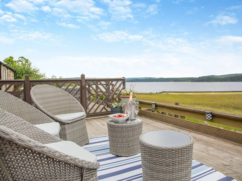 Cottage with barbeque & garden | Water view - Image 1