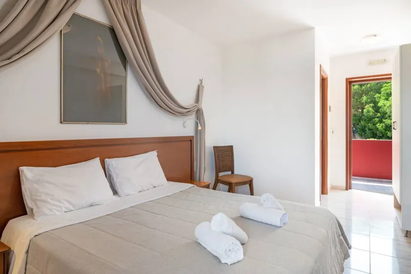 Dedicated room with pool, garden & terrace | Sea view - Image 1