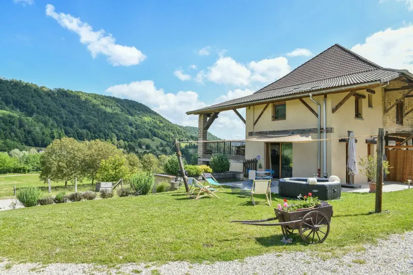 Child-friendly cottage with garden, hot tub & terrace | Mountain view | Good for workation - Image 1