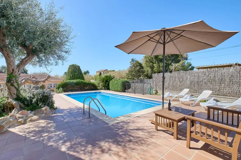 Villa with private pool, terrace & garden - Image 1