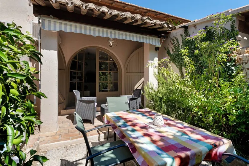 Holiday home with barbeque & terrace | Garden view - Image 1