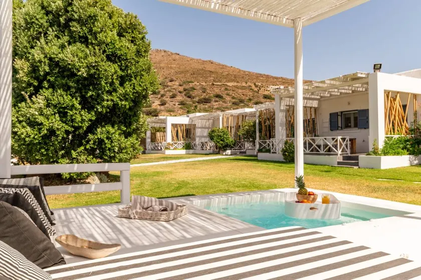 Charmant appart'hôtel avec jacuzzi, jardin et terrasse | Vue jardin | Avec animaux autorisés - Image 1